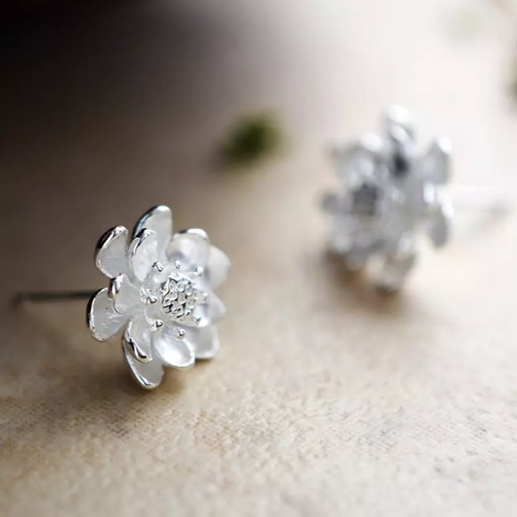 Minimalist Lotus Japanese Oriental Floral Plant 925 Sterling Silver Stud Earring - Picture 2 of 9
